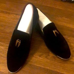 “NIP” CCM Men’s Metallic Penny Slippers! Black w/ gold accent. Sz.13